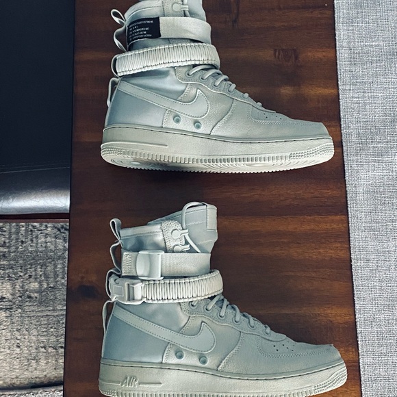 NIKE SF Air Force 1 High-Top, Women’s 9.5
Waterproof, light silver/Mica Green - Picture 6 of 11
